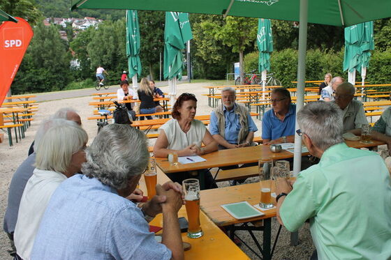 Annette Sawade jüngst bei den Biergartengesprächen Foto: spd kün