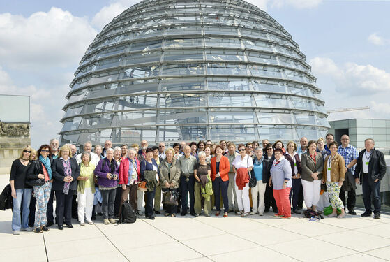 Annette Sawade, MdB mit ihrer Besuchergruppe vor der Kuppel des Reichtags Foto: a.sawade