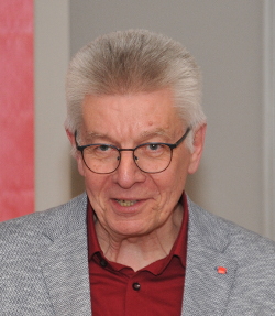 Hans-Jürgen Saknus aus Künzelsau bringt das Kreistagswahlprogramm ein