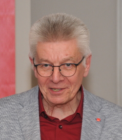 Hans-Jürgen Saknus aus Künzelsau bringt das Kreistagswahlprogramm ein